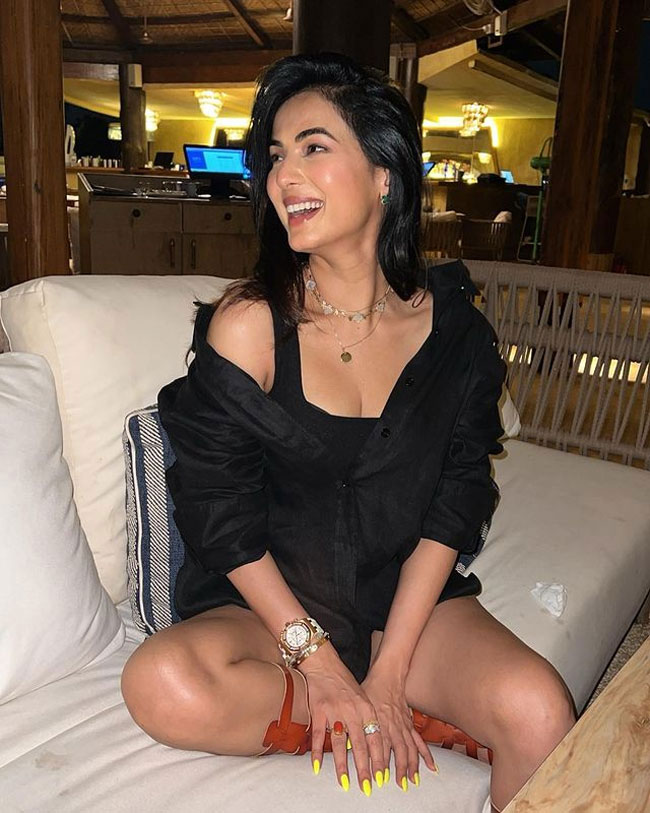 Staggering Poses Of Sonal Chauhan In Jeans